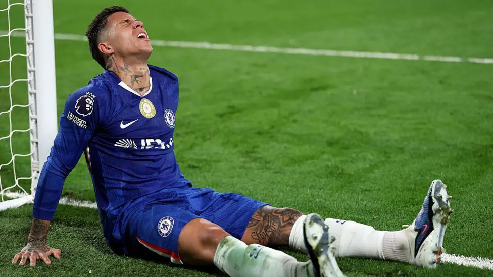 Protests and another costly loss – pressure mounts on Rosenior’s Chelsea