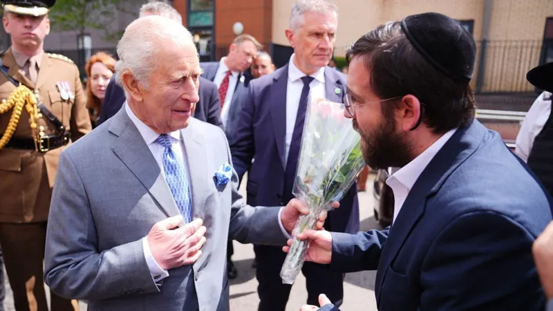King visits victims of Golders Green stabbings